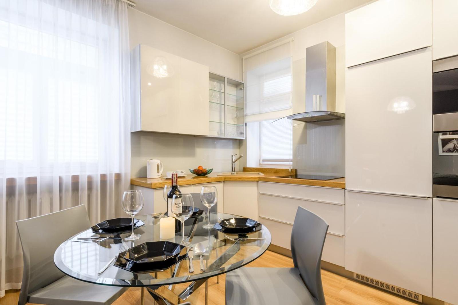 Europa22 Centrum: Old Town Warsaw Apartment in Historic Building Exterior photo