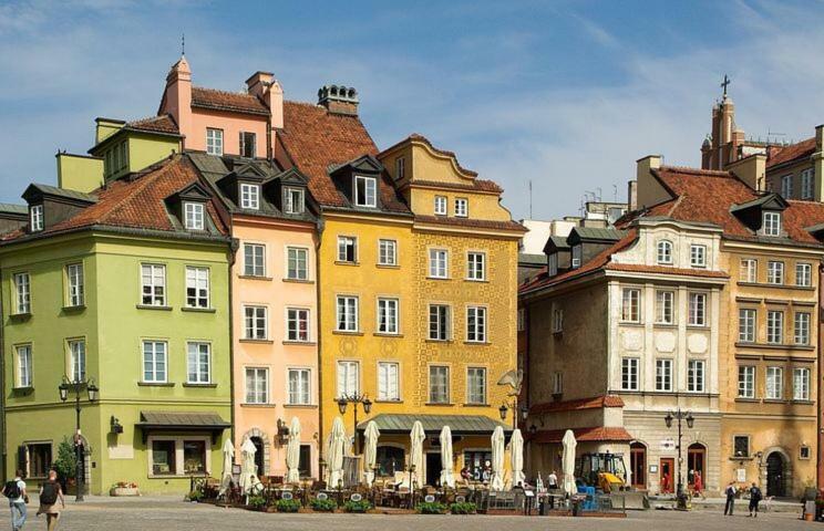 Europa22 Centrum: Old Town Warsaw Apartment in Historic Building Exterior photo