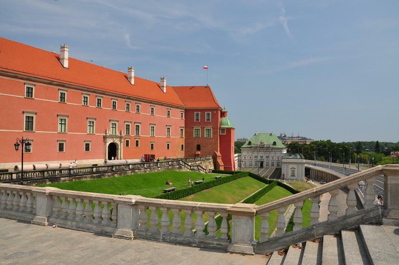 Europa22 Centrum: Old Town Warsaw Apartment in Historic Building Exterior photo